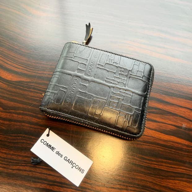 꼼데가르송 23AW 지퍼 어라운드 가죽 지갑