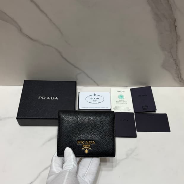 [정품] S급 프라다 사피아노 메탈로고 반지갑