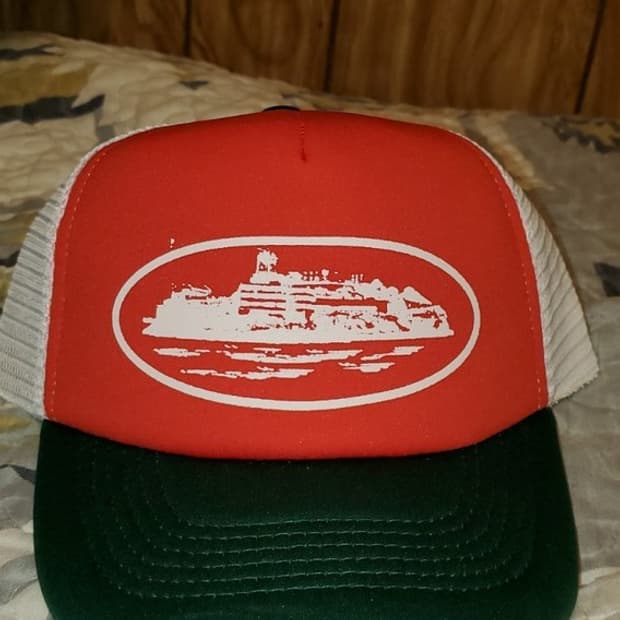 Corteiz Alcatraz Trucker Hat Red/Green