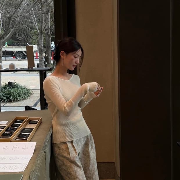 게드 V넥 니트 크림베이지 (새상품, 택O)