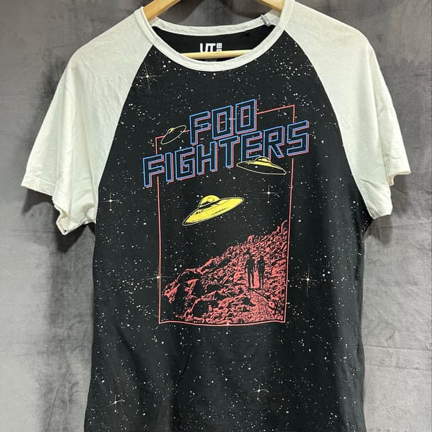유니클로 UT Foo Fighters 푸파이터스 UFO 그래픽 반팔티