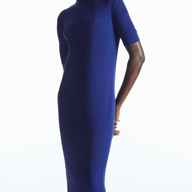 코스 립 실크 하이넥 니트 원피스