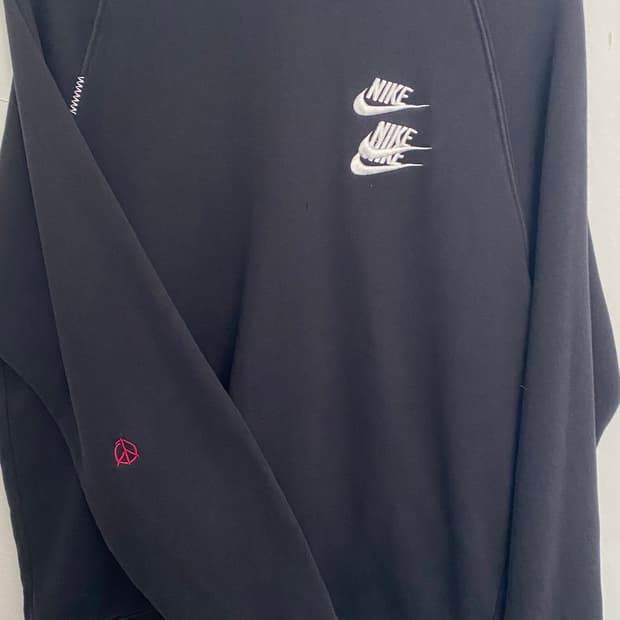 나이키 NSW 월드투어 프렌치 테리 크루넥 스웨트셔츠 블랙