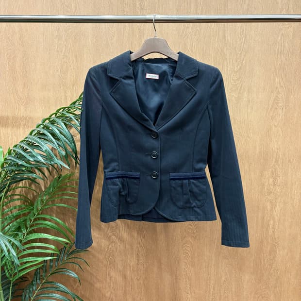 막스앤코 클래식 테일러드 카라 자켓 포켓 배색 허리 스트랩 디테일 네이비