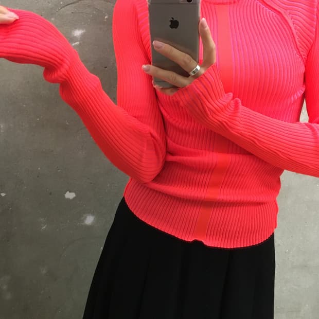Acne Studio 아크네스튜디오 네온 오렌지 플리츠 모크넥 슬리브