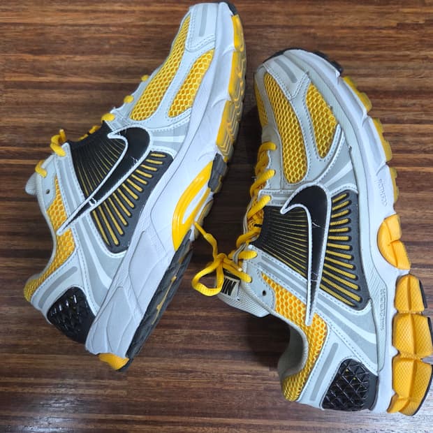 나이키 줌 보메로 포톤 더스트 골드 270