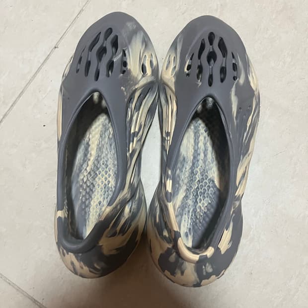 [급처] 이지 폼러너 문그레이 275