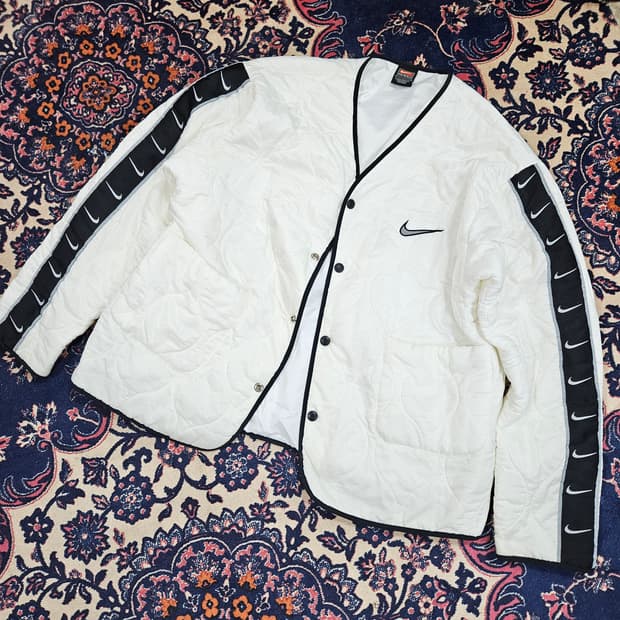 나이키(Nike) 90's 사이드라인 스우시 빅로고 깔깔이 자켓