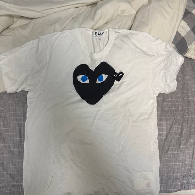 꼼데가르송 블랙하트 블루아이 티셔츠