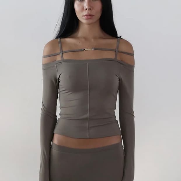 배드블러드 에고 미니멀 로고 오프숄더탑 