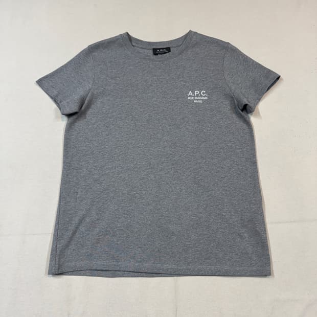L) 아페쎄 A.P.C. 자수로고 그레이 반팔 티셔츠