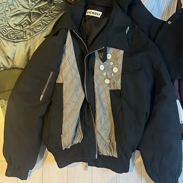 ANCHIOVI 블랙 버튼 포인트 자켓 엔초비