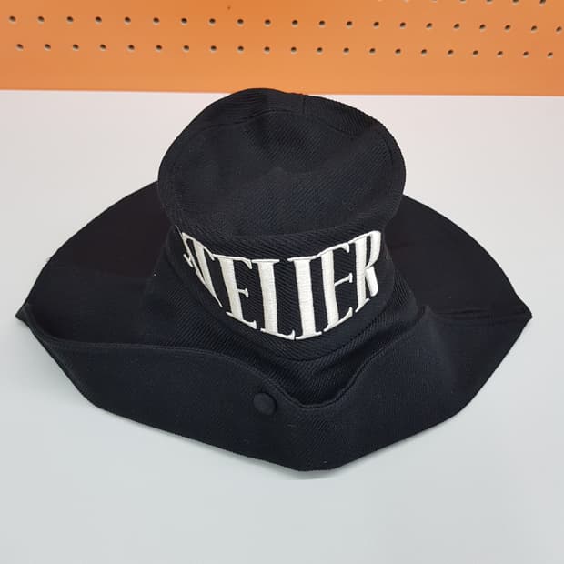 럭키슈에뜨 아틀리에 2022 로고 자수 와이드 브림 버킷햇 F사이즈