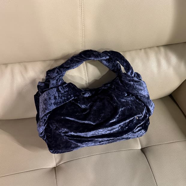 twist line detail velour shoulder bag