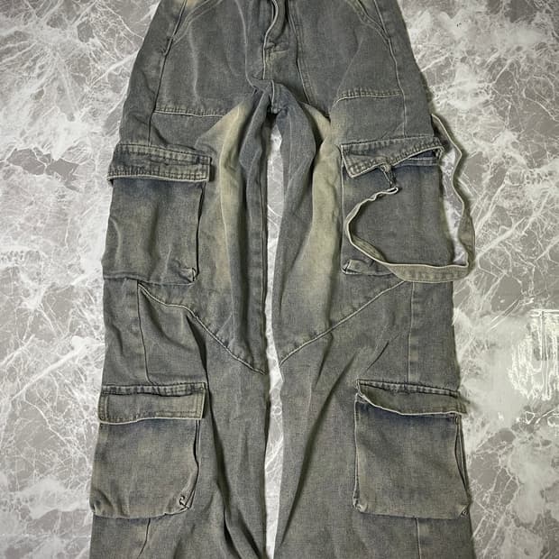 Light wash cargo pants