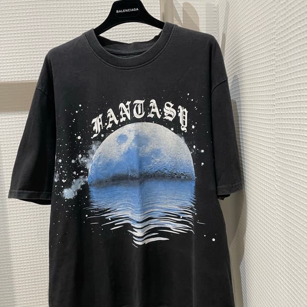 미스비헤이브 판타지 문 그래픽 티셔츠