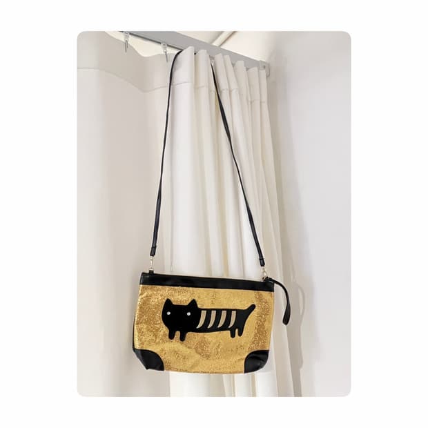 츠모리치사토 골드 반짝이 냐옹 크로스백 🐈‍⬛