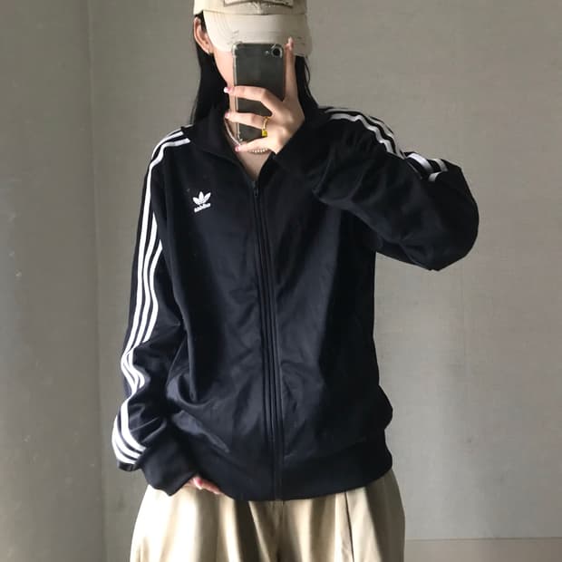 아디다스 블랙 신형 트랙탑