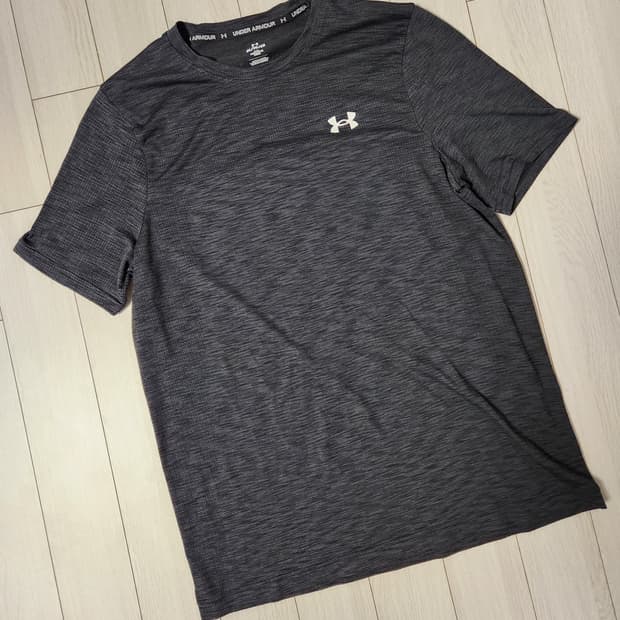 언더아머 기능성 반팔 티셔츠 블랙xl

오염 하자 없이 깨끗해요^^

세