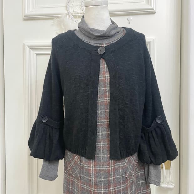 black button point sleeve flare cardigan