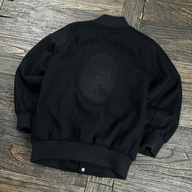 [오프닝세레머니] 자수 패치 울 모직 바시티 자켓 블랙 P01314