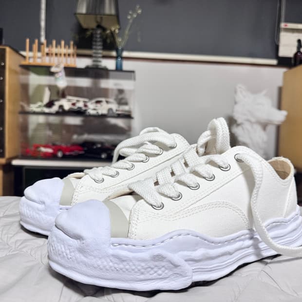 메종 미하라 야스히로 피터슨 OG 솔 PL 레더 로우탑 스니커즈 화이트