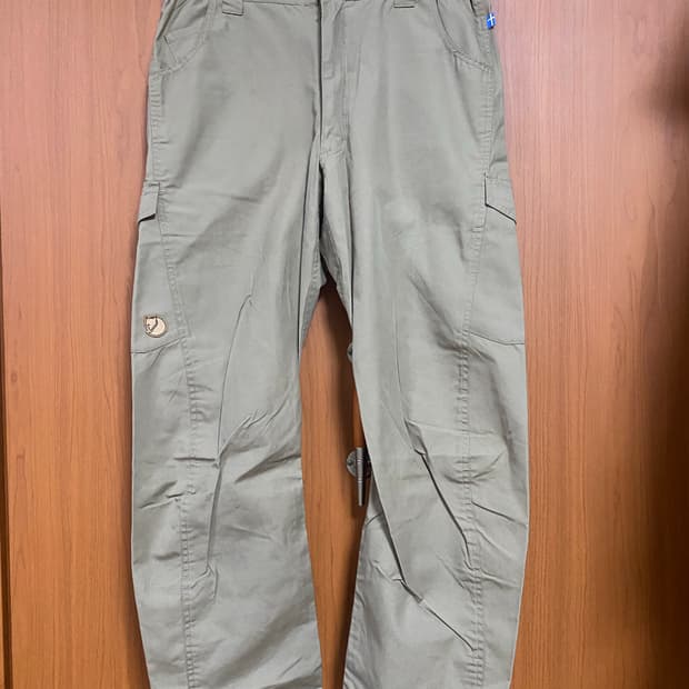 [FJALLRAVEN] 피엘라벤 카키색 카고 트라우저 L사이즈