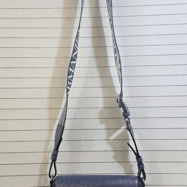 엠포리오 아르마니 크로크다일 패턴미니 플랩백 플라스백 연보라