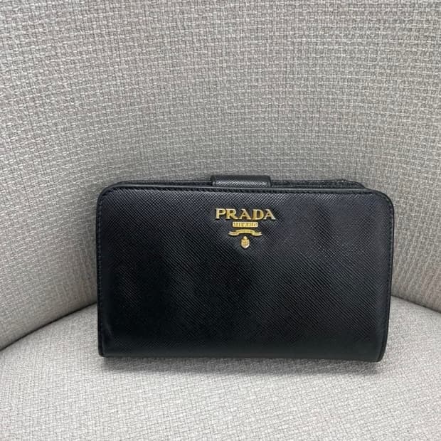 프라다(PRADA) 여성 사피아노 메탈 로고 지갑 - 블랙