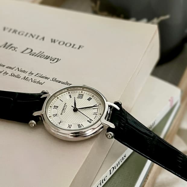 버버리 실버 라운드 시계 (32mm) / 케어