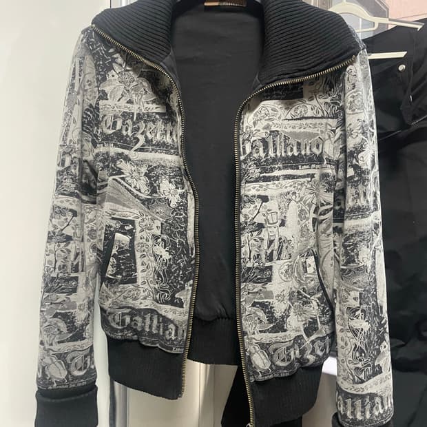 존 갈리아노 뉴스페이퍼 하이넥 집업 자켓 (L)