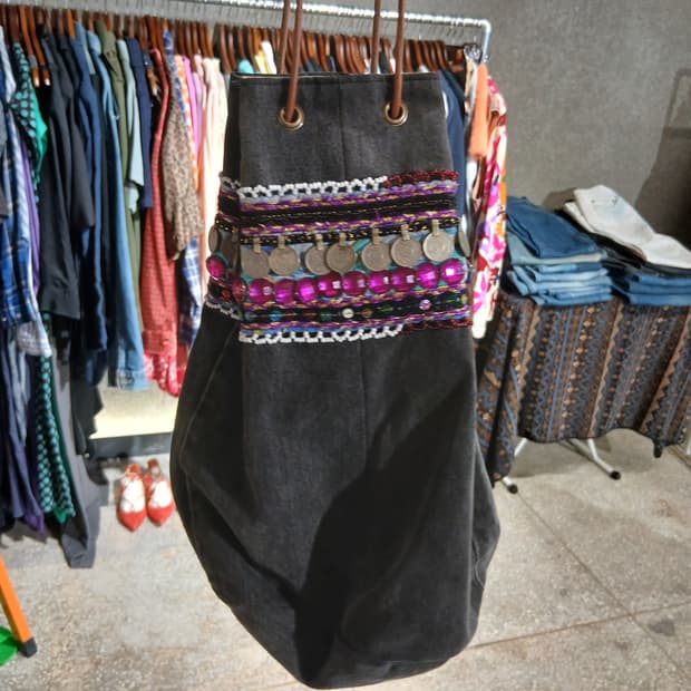 [77circa] 에스닉 코인&스톤장식 블랙데님 토드백