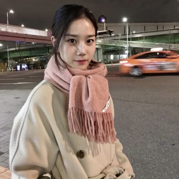 아크네 스튜디오 머플러 로즈멜란지 구버전 장희령착용
