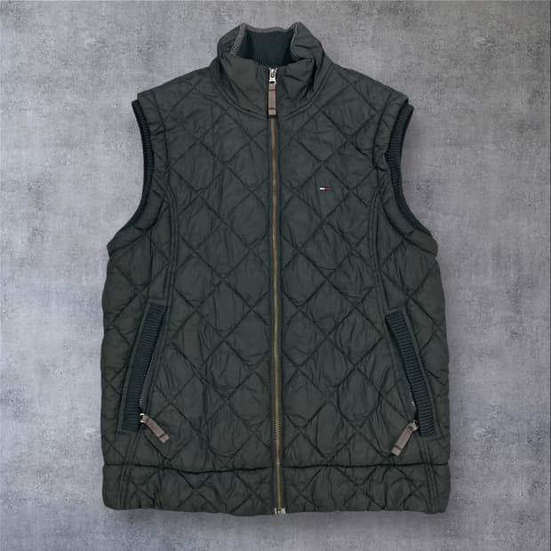 타미힐피거 차콜 컬러 스몰 로고 퀼팅 패딩 조끼