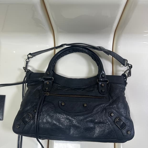 [A 정품] 발렌시아가 시티 모터백 퍼스트 블랙