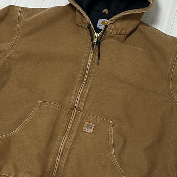 칼하트 J130 샌드스톤 액티브 자켓 브라운