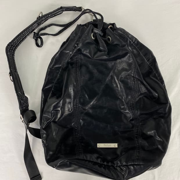 Fallett 팔렛 글로시 레더 슬링백