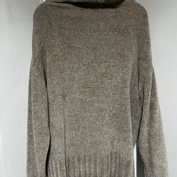 솔리드옴므 목폴라 절개니트