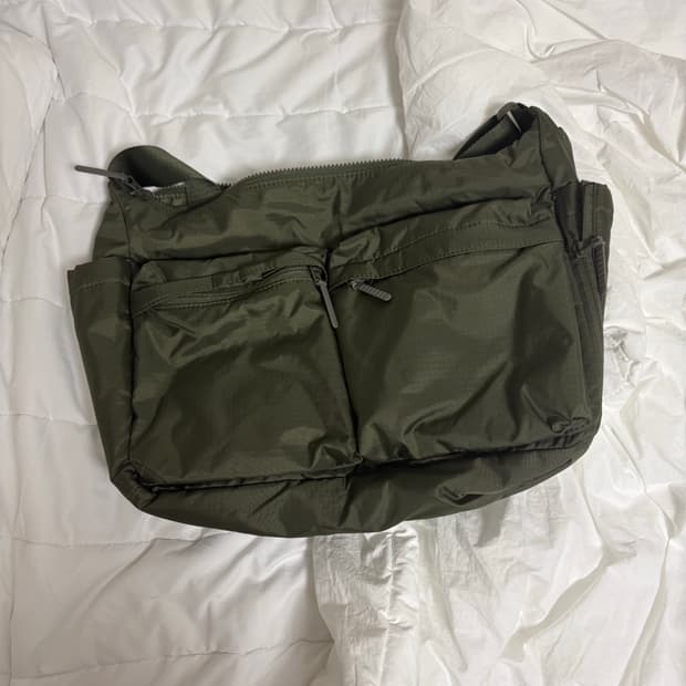 유니클로 멀티 포켓 탱커 포터백 숄더백