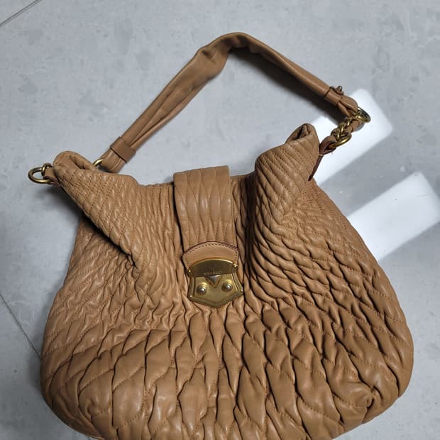 니나리치 연핑크가죽 체인 호보백

저렴하게 미우미우맛 제대로

사용감있으