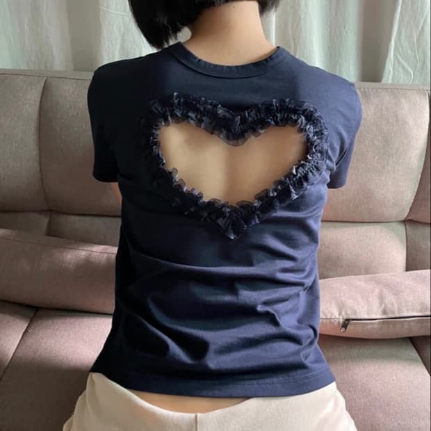Dongeun 동은 레이스 하트 반팔티 네이비