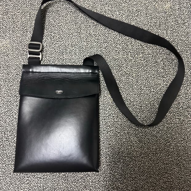 아워레가시 아몬 레더 크로스백(블랙)