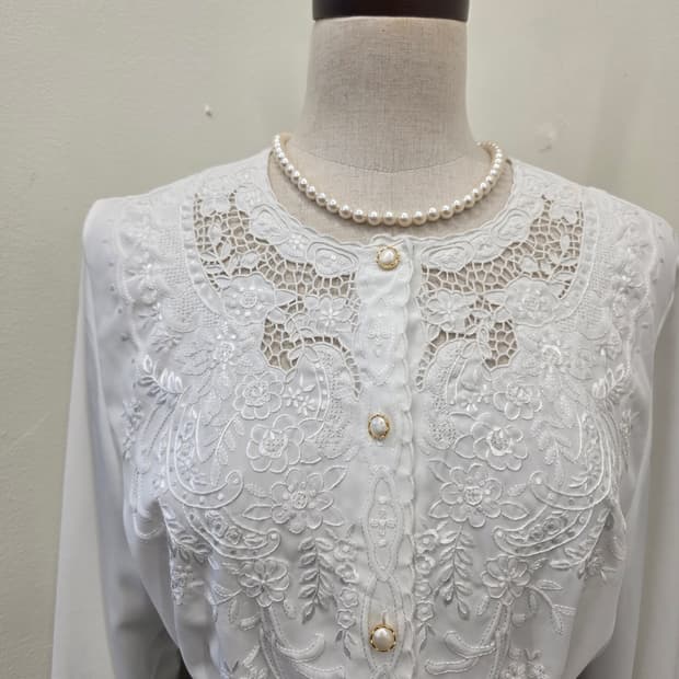 화이트 레이스 자수 블라우스