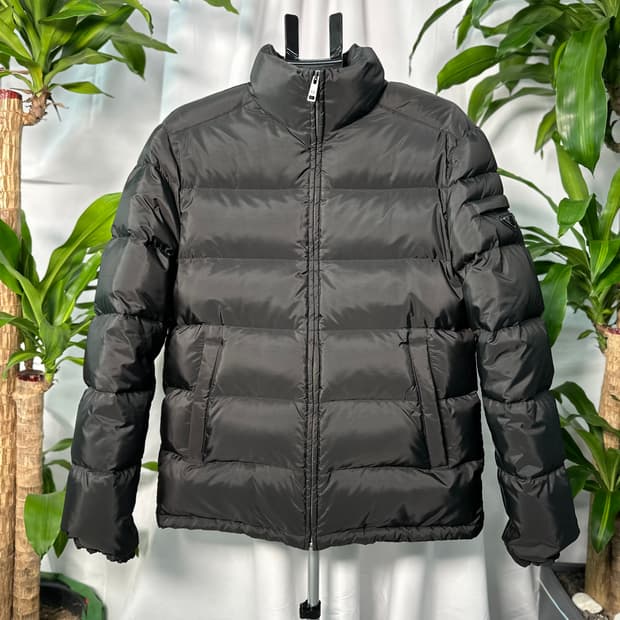 [정품][민트급/50사이즈] 프라다 트라이앵글 로고 다운 패딩 