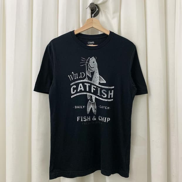 챕스 블랙 캣피쉬 프린팅 하프 티셔츠