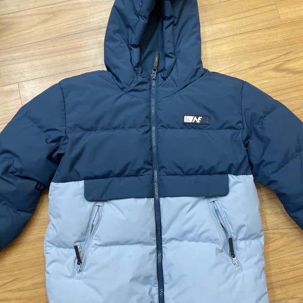 네파 키즈 패딩 130사이즈 판매합니다. 투톤 색상으로 남아 여아 모두 
