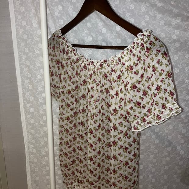 💌 Burgundy rose shirring blouse.