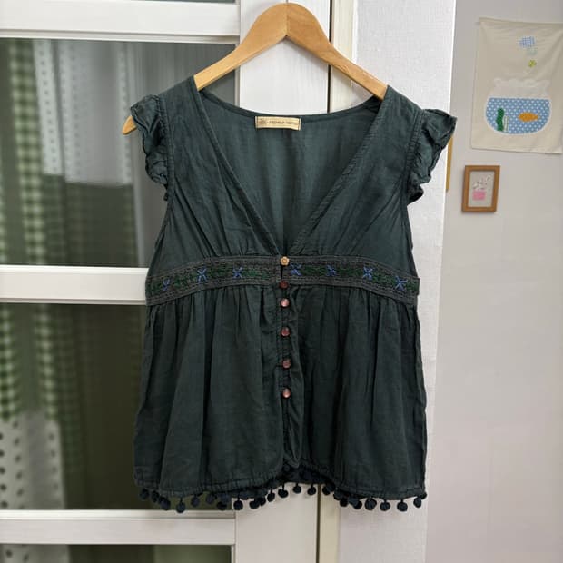 다크그린 자수 블라우스