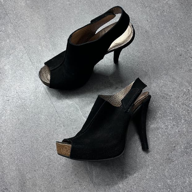 Pedro Garcia 스웨이드 오픈 토 스트랩 힐