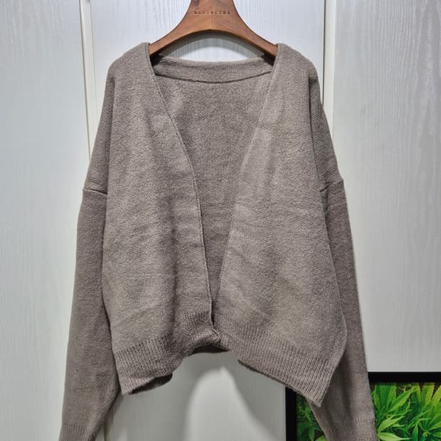 모카브라운 브이넥 니트 가디건